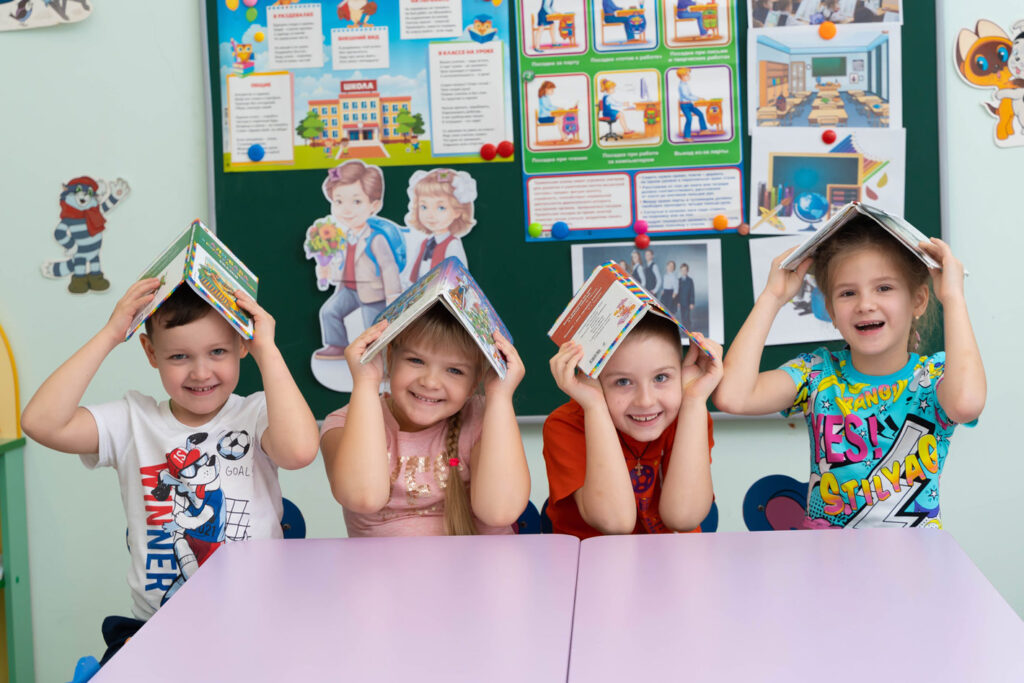 фотосъемка на выпускной альбом для детского сада - дети с книгами в домиках